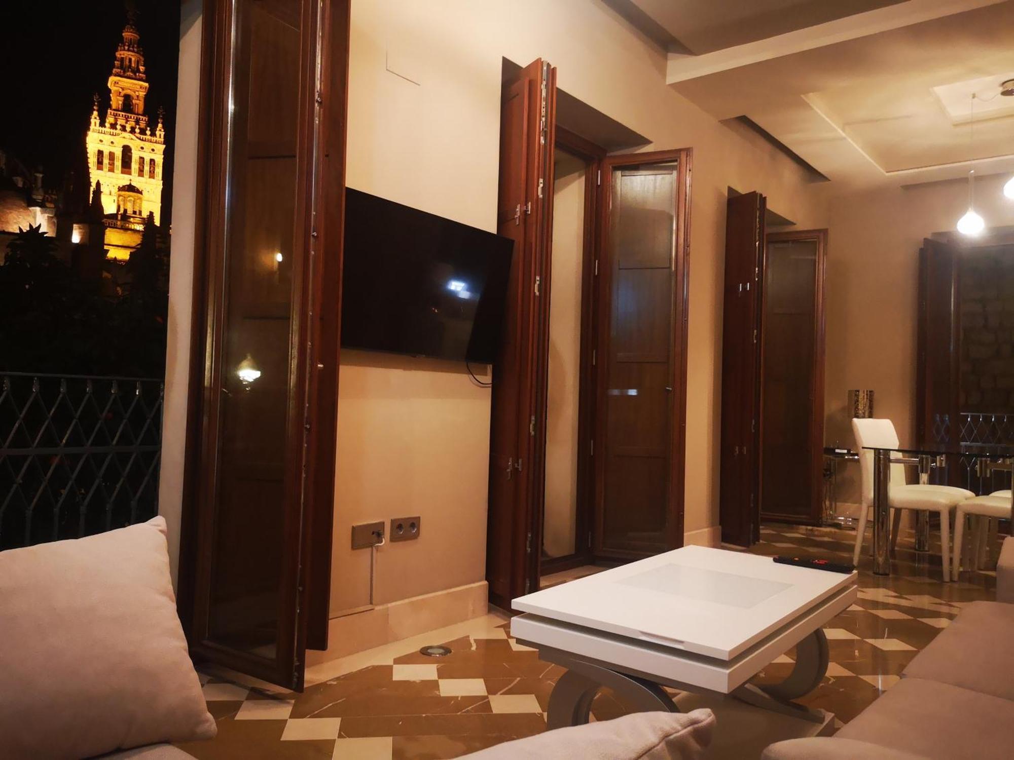 Luxury Apartment With Views To Alcazar, Cathedral And Giralda. เซบีญา ภายนอก รูปภาพ