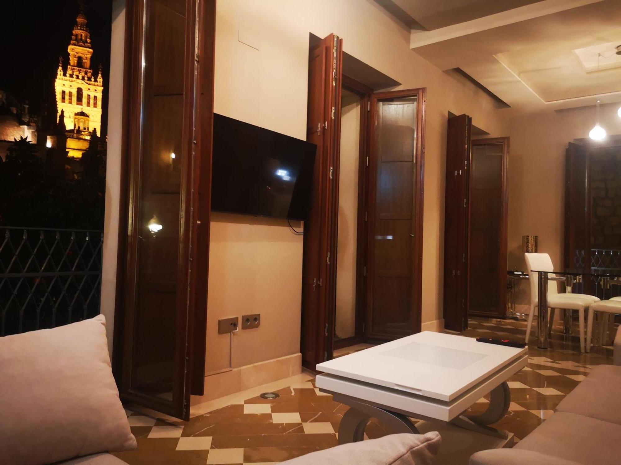 Luxury Apartment With Views To Alcazar, Cathedral And Giralda. เซบีญา ภายนอก รูปภาพ